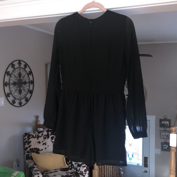 ABERCROMBIE & FITCH zip back sheer sleeve romper in black. Size 2. - Picture 4 of 15